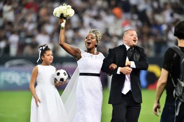 Casamento agita o intervalo de Corinthians x Grêmio na Arena de Itaquera