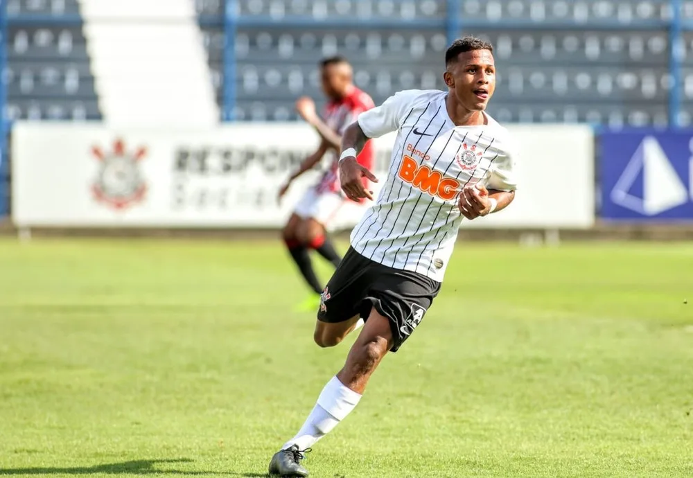 Jogador que definiu a vitória do Atlético-GO foi dispensado pelo Corinthians