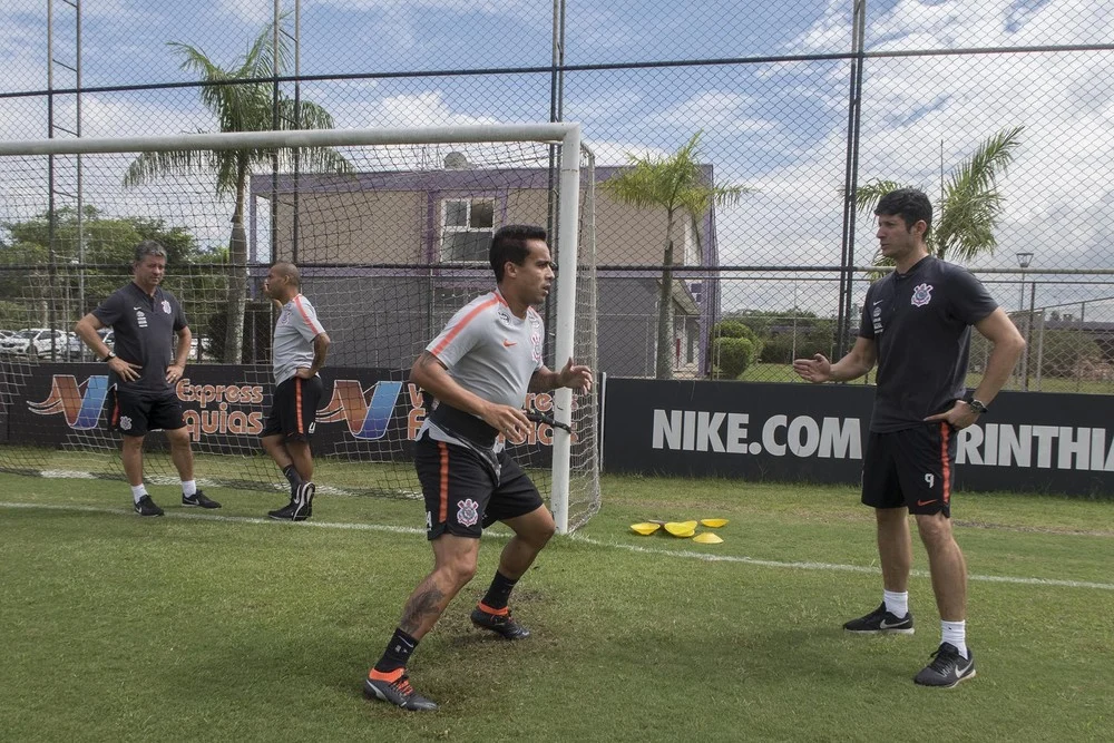 Jadson intensifica tratamento, e Clayson treina com bola: o dia do Corinthians