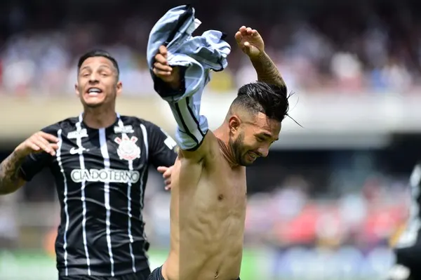 Clayson diz que tirou camisa após gol para extravasar e vê Petros de 