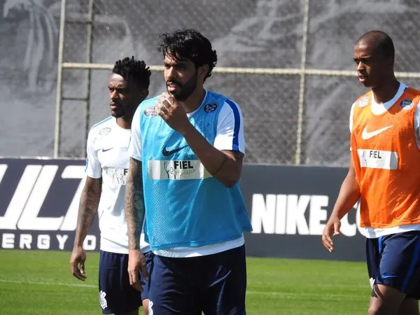 Vilson treina com bola após cinco meses e mostra evolução no Corinthians