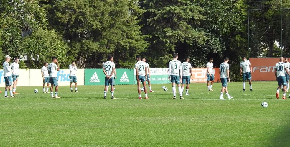 Sem formação titular, Cuca promove trabalho tático na Academia do Palmeiras