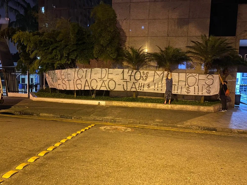 Torcedores fazem novo protesto contra diretoria na Arena e no Parque São Jorge; veja as fotos