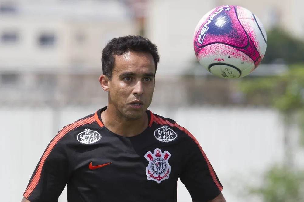 Com dores na coxa, Jadson desfalca Corinthians; Sheik deve ser titular