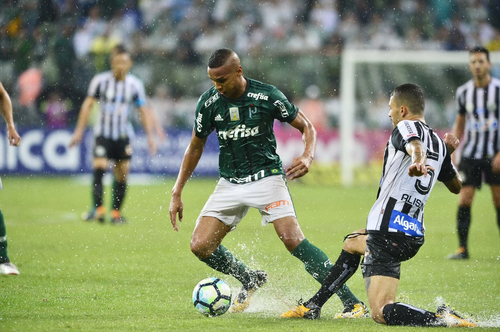 Palmeiras cria, mas falha nas finalizações e é derrotado em vacilo de Guerra