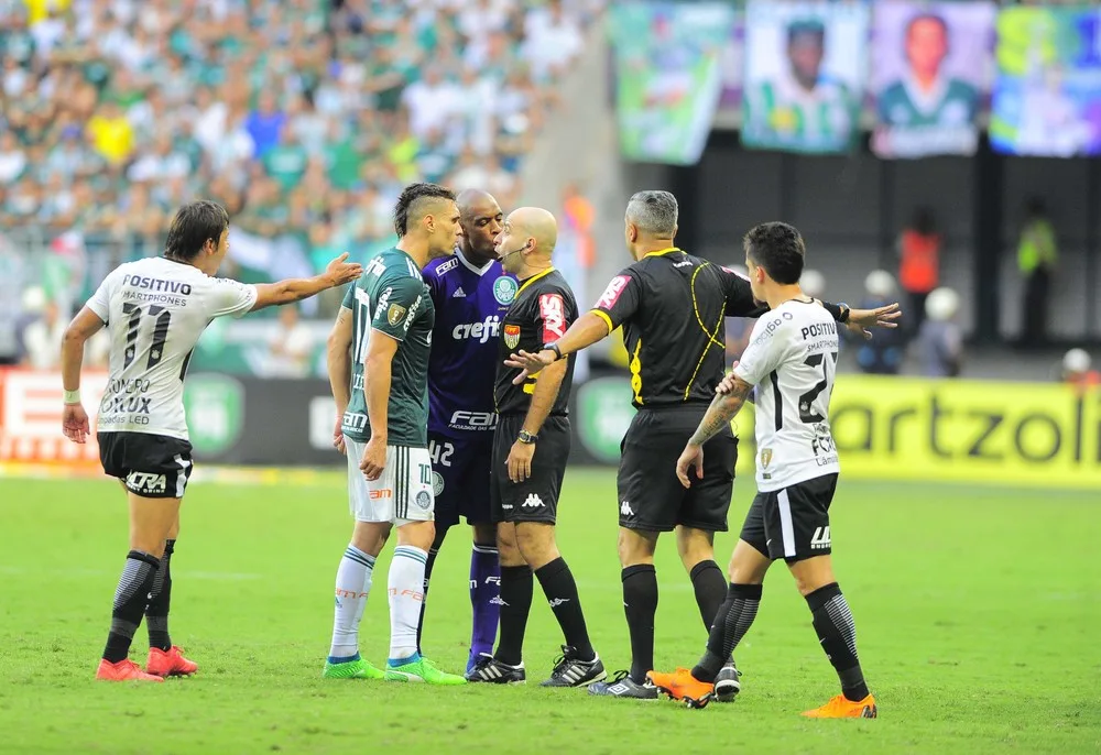 [ENQUETE] Qual erro da arbitragem contra o Palmeiras foi mais escandaloso nesse ano?