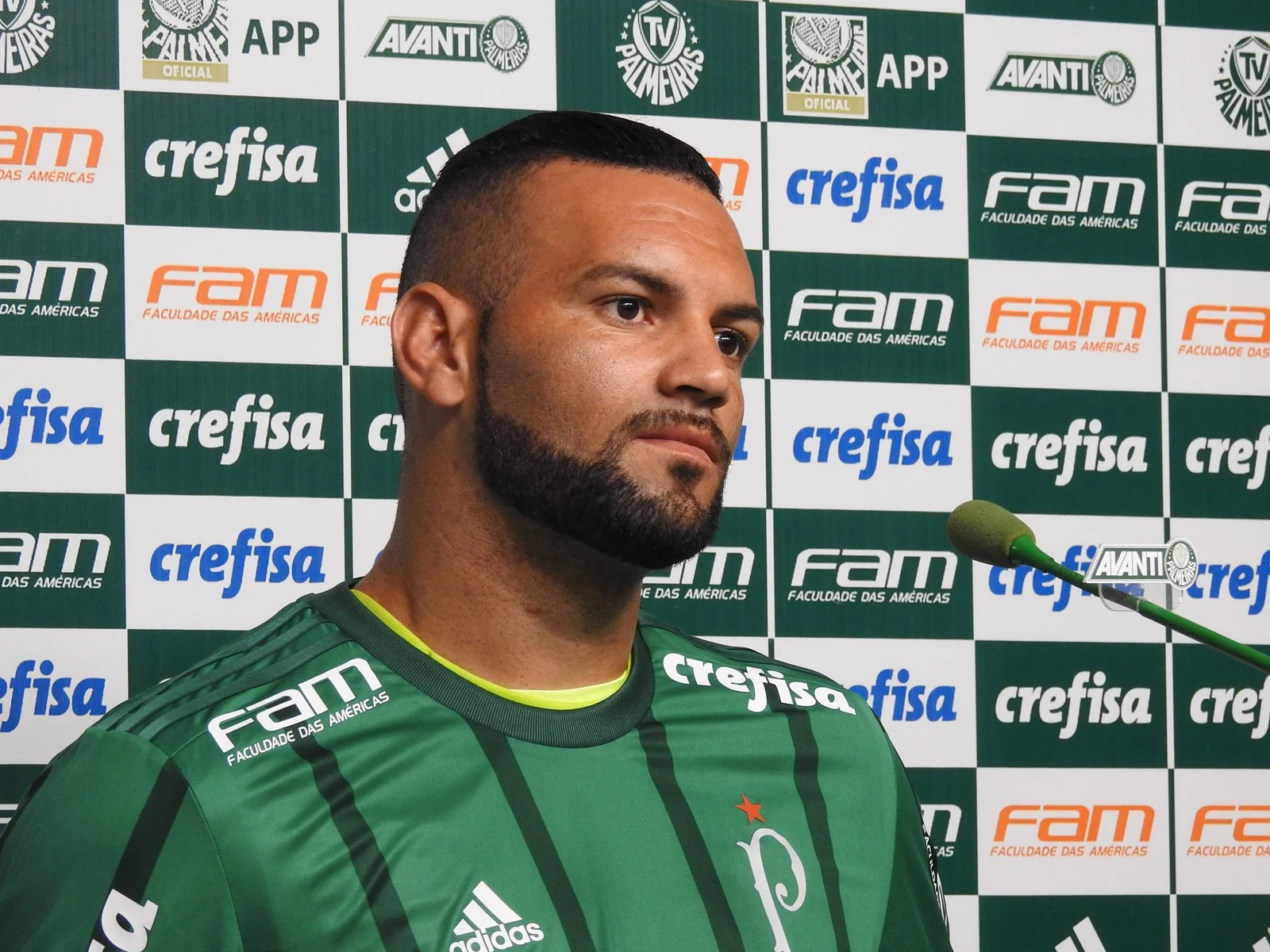 Weverton elogia goleiros do Palmeiras, mas se vê na briga: 