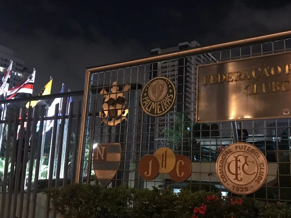 Torcedores do Palmeiras tiram símbolo do Corinthians e vandalizam sede da FPF