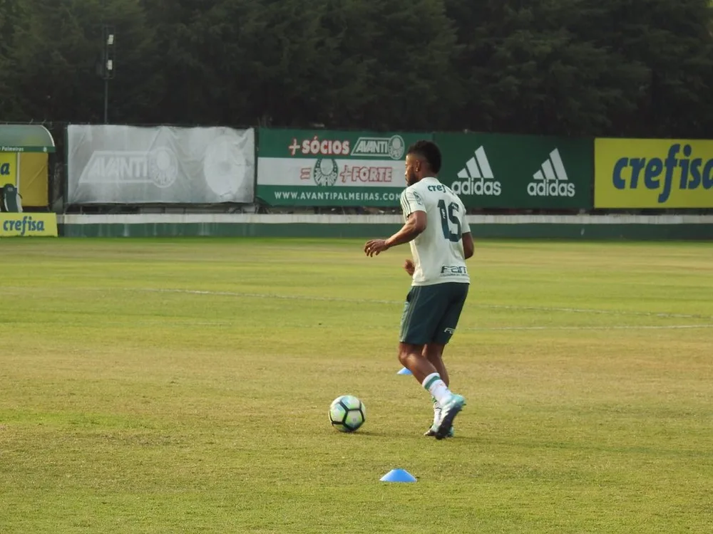  Em transição física, Michel Bastos trabalha em campo na Academia