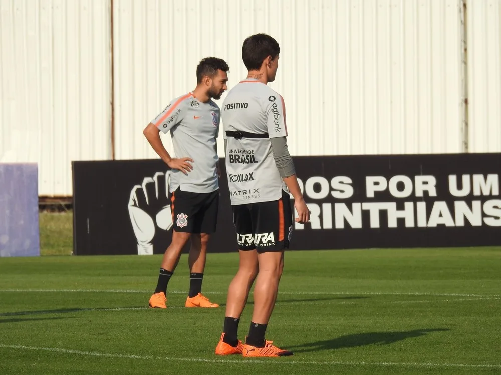 Clayson volta a treinar e dever reforçar o Corinthians no próximo jogo; Douglas ainda é dúvida