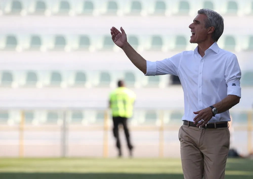 Corinthians entra na briga, mas Botafogo se vê em vantagem em negociação com Luís Castro