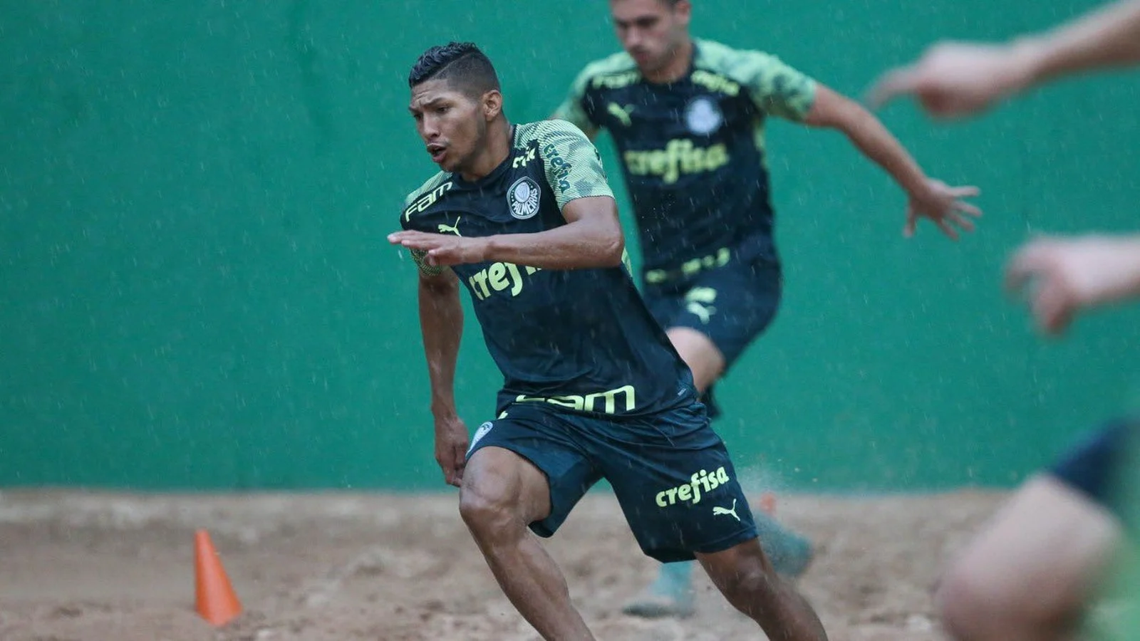 Entenda por que Rony pode esperar mais do que Matías Viña para virar titular do Palmeiras