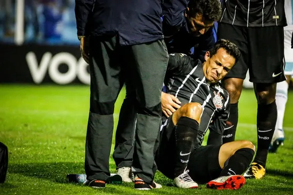 Com fratura nas costelas, Jadson desfalcará Corinthians por 30 dias