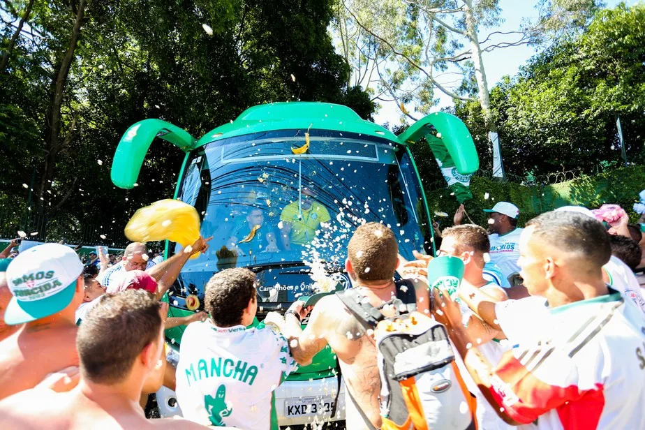 Torcedores tentam reprimir mais um protesto da organizada alviverde