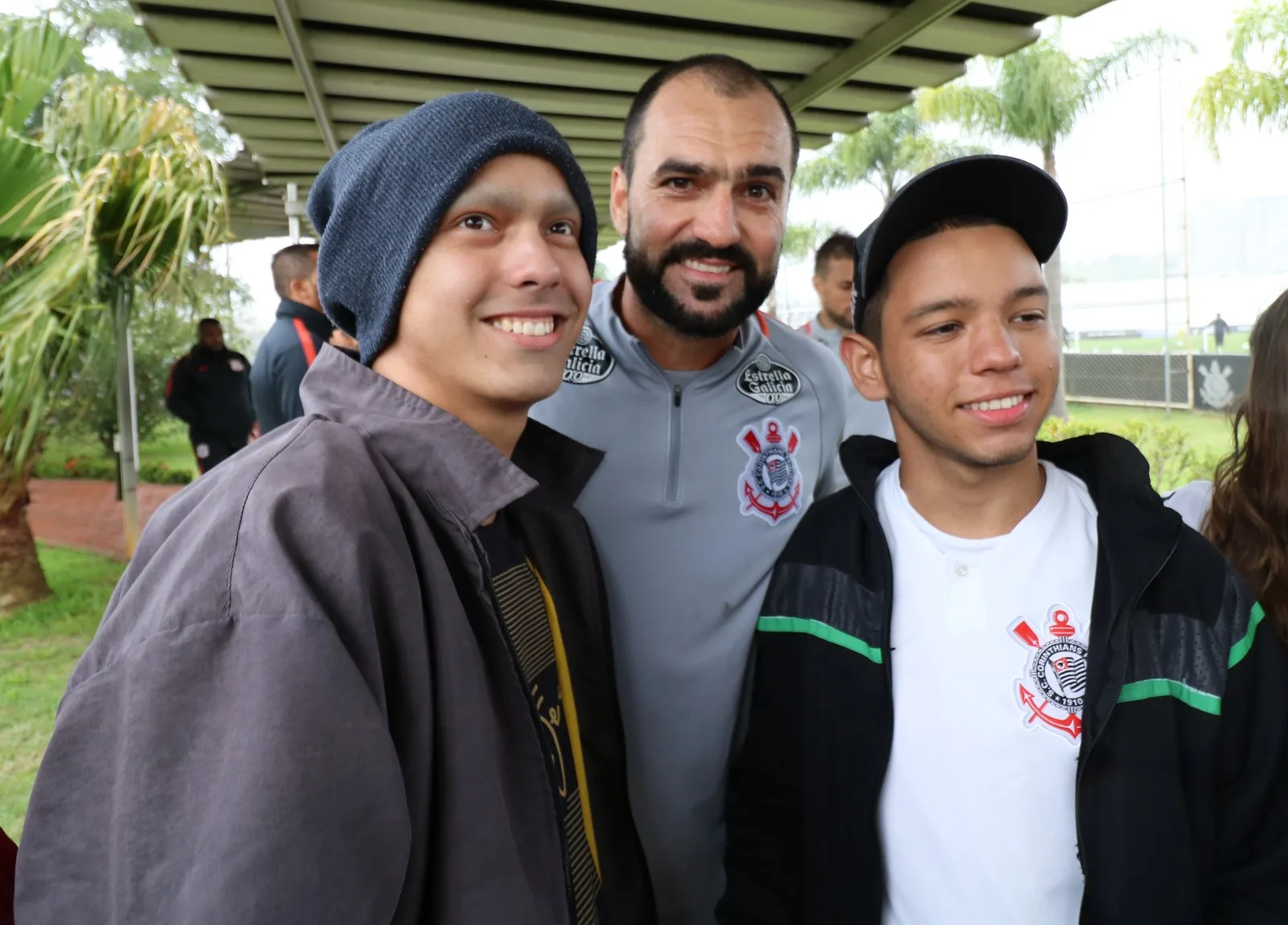 Jovens conhecem jogadores e CT, após transplante de medula óssea