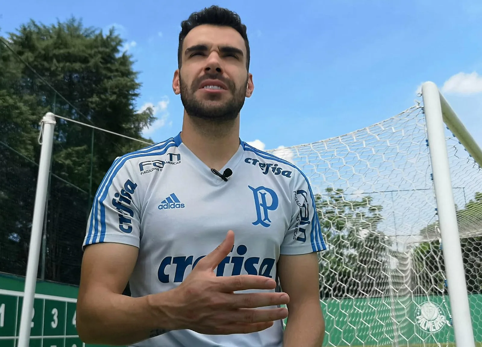 Capitão, Bruno Henrique se prepara para erguer a taça e questiona quem desmerece o título