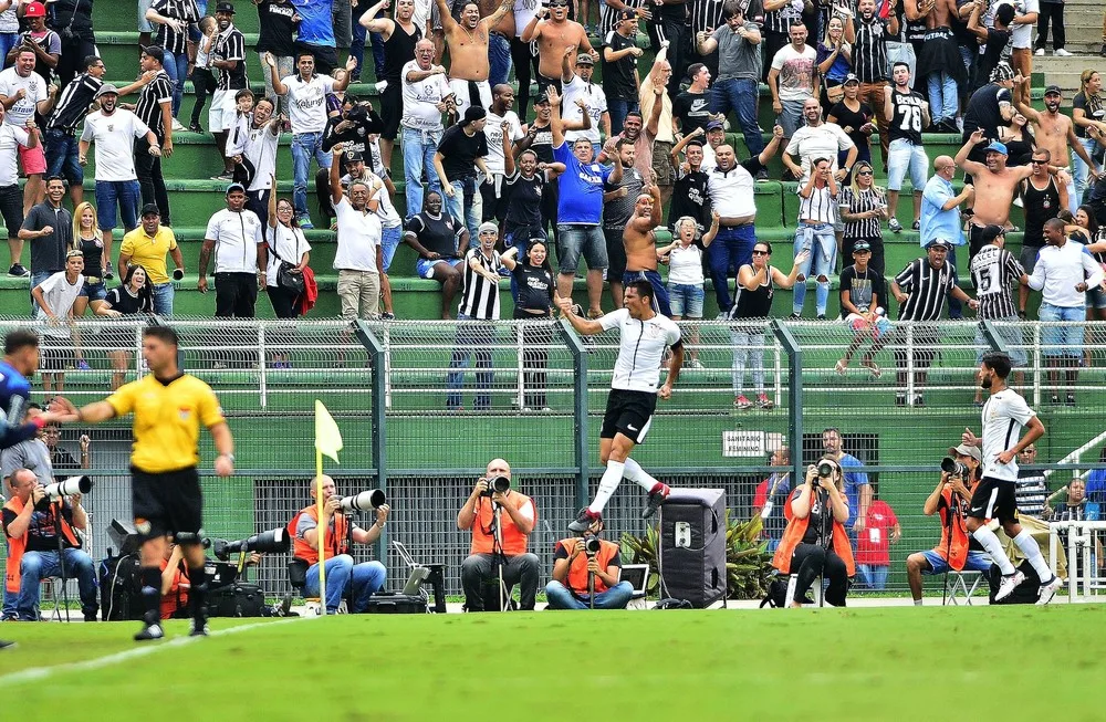 Corinthians erra menos e derrota o São Paulo no primeiro clássico de 2018