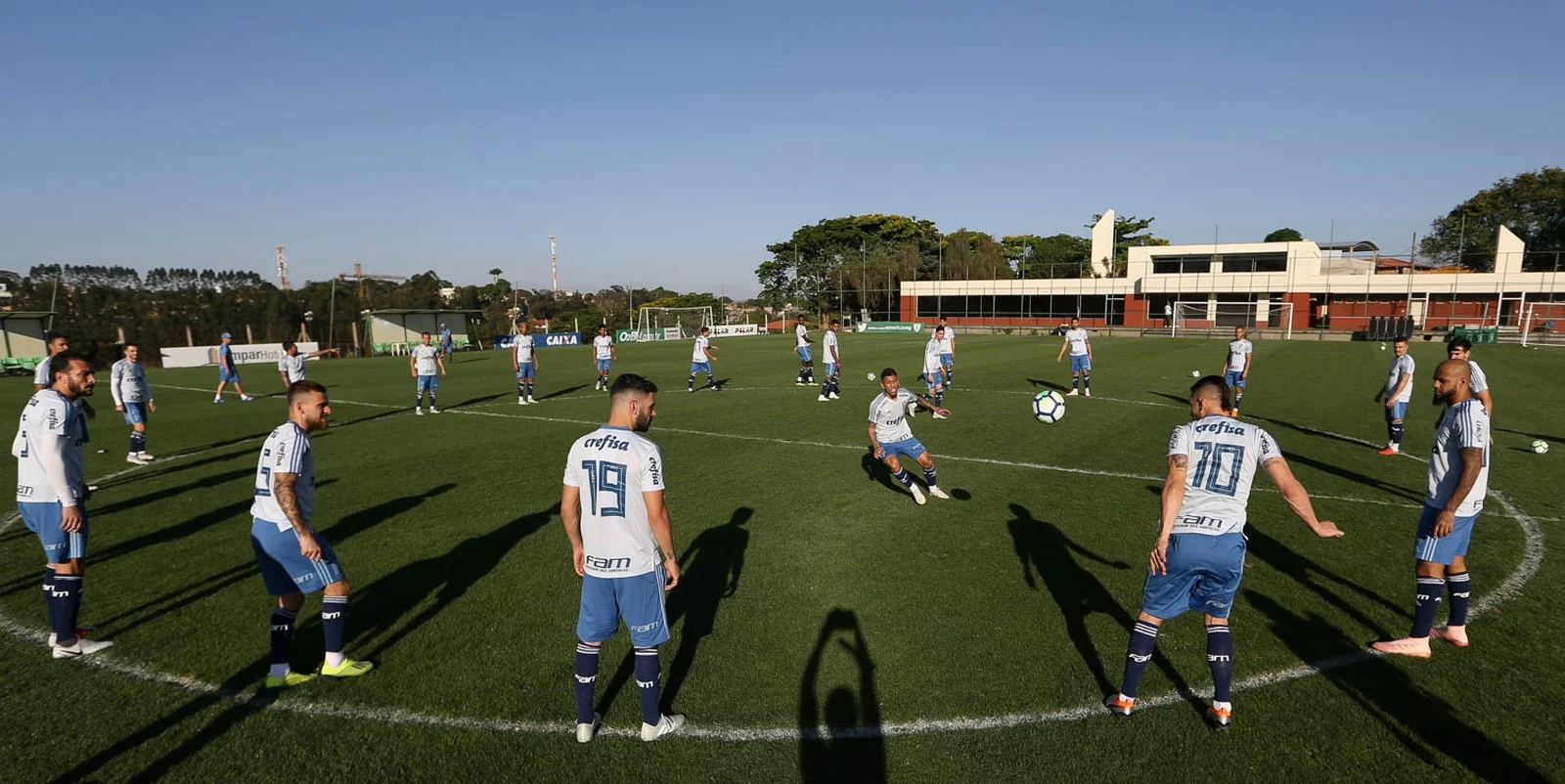 Cercado de elogios, Palmeiras enfrenta novo grande teste diante do Grêmio