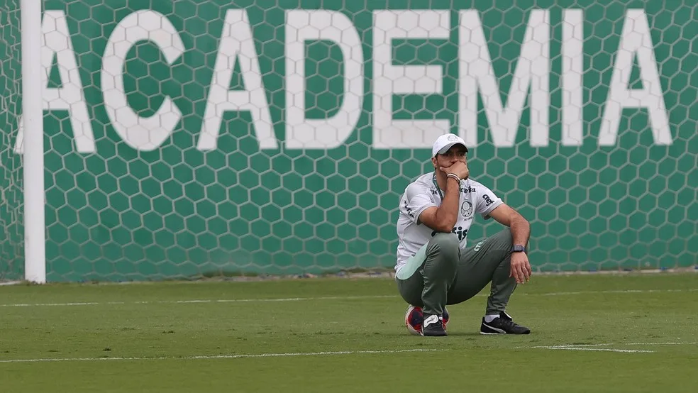 Abel faz treino tático para enfrentar o Botafogo-SP neste domingo; veja a provável escalação