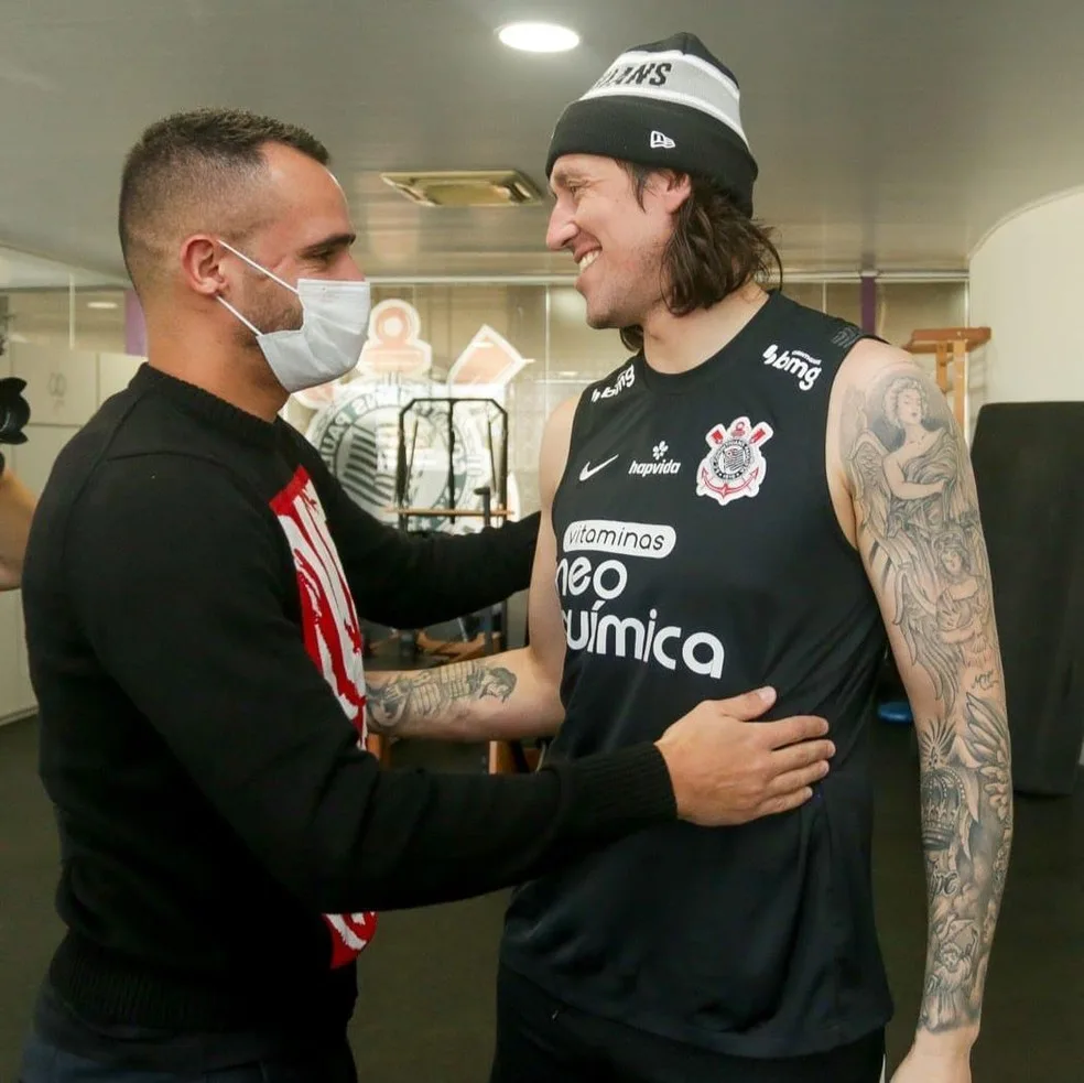 Renato Augusto reencontra campeões de 2015 e é recebido com abraços no Corinthians