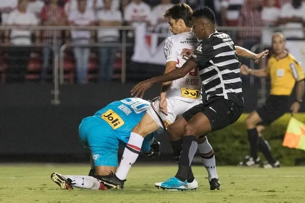 Do Fair Play ao gol de braço: as vidas de Rodrigo Caio e Jô depois da polêmica