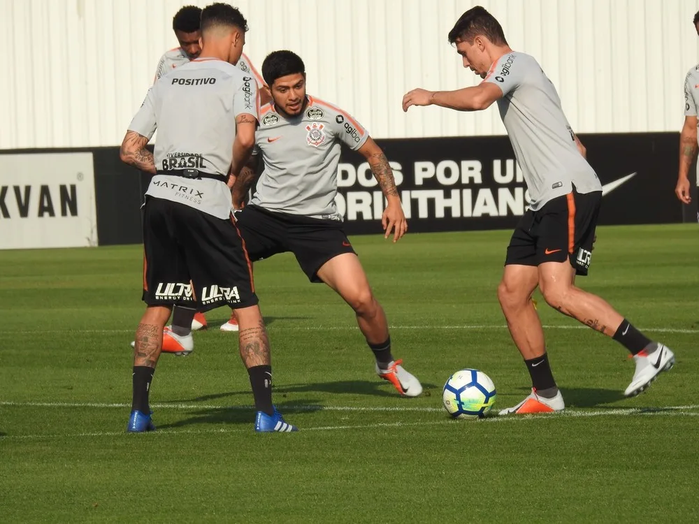 Sergio Díaz faz primeiro treino com bola e pode ficar à disposição a partir da próxima semana