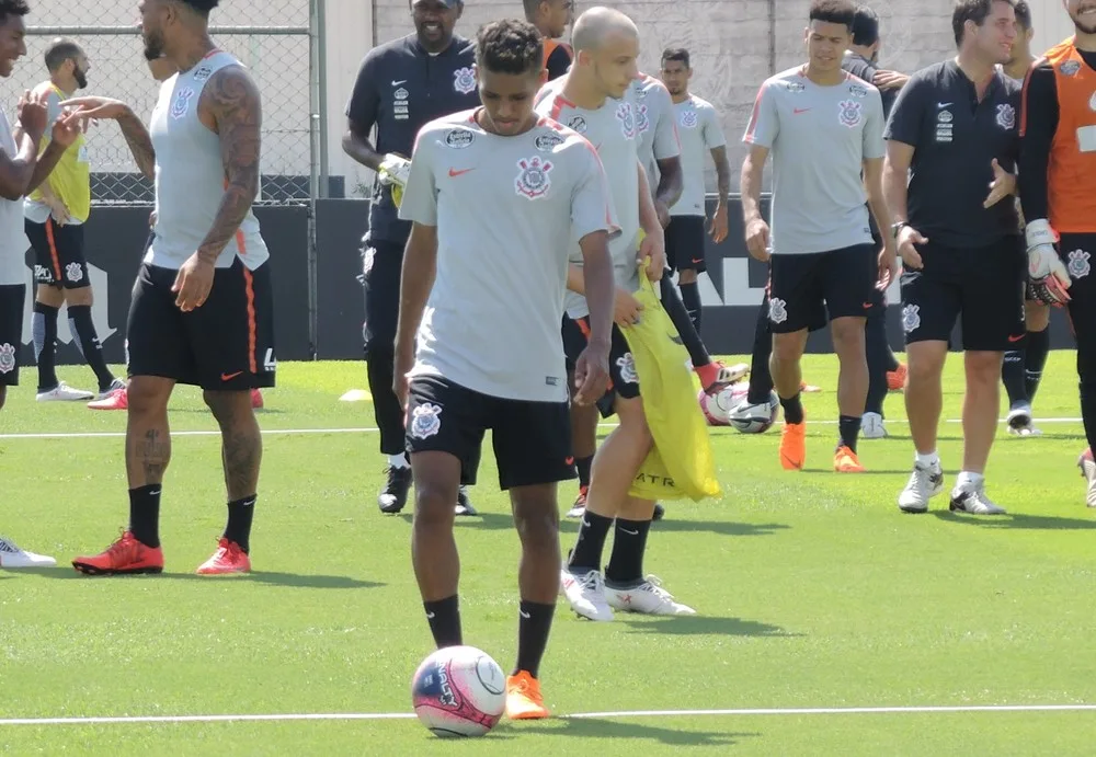 Após derrota, jogador do Corinthians comemora atuação pessoal com pizza.