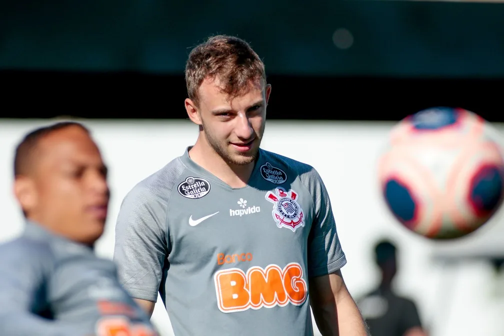 De negociável a titular: como Carlos superou Sidcley e Piton na lateral esquerda do Corinthians