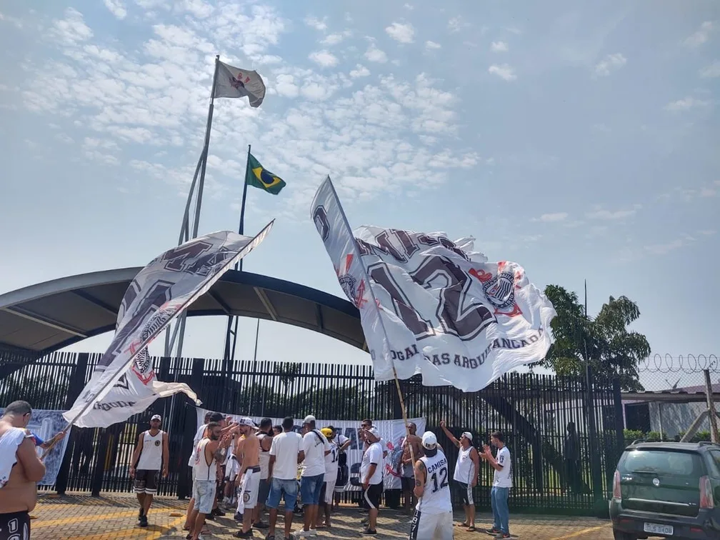 Torcedores organizam protesto no CT do Corinthians