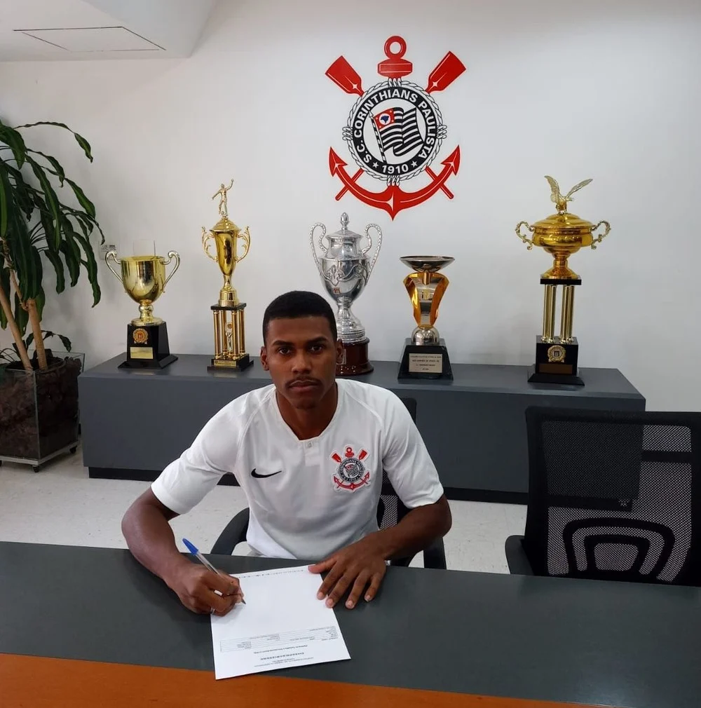 Corinthians contrata lateral-esquerdo Carlos Henrique, ex-Atlético-GO, para time sub-20