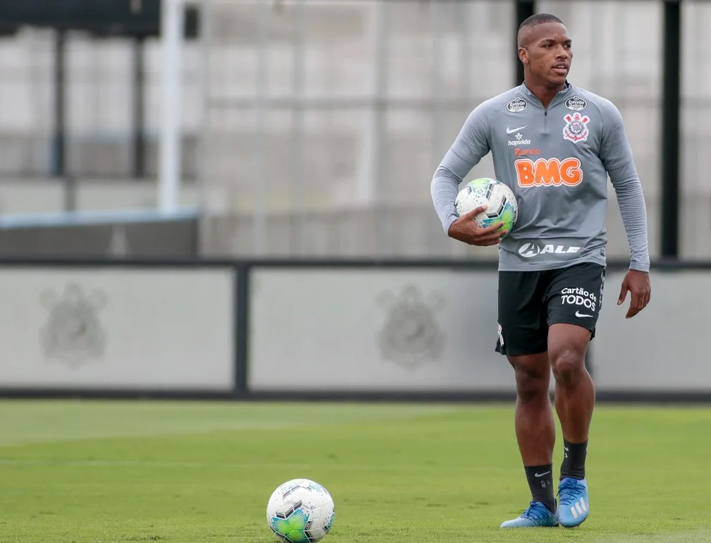 Corinthians vai dar aumento salarial e elevar multa de Xavier, que se firma no time com Mancini