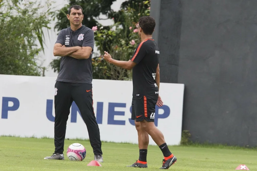 Jadson trabalha em dois períodos e pode voltar a ser titular do Corinthians na final