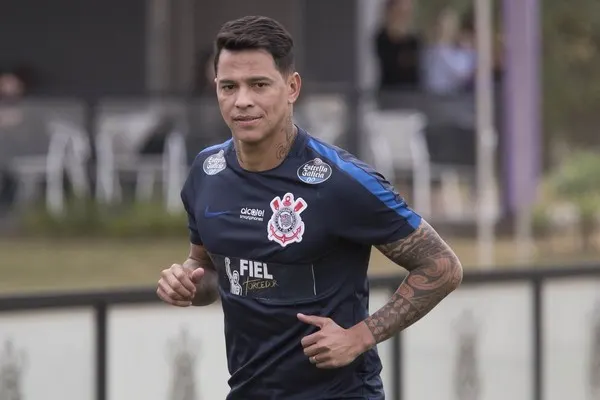 Com gols e chapéu, Giovanni Augusto se destaca em treino do Corinthians