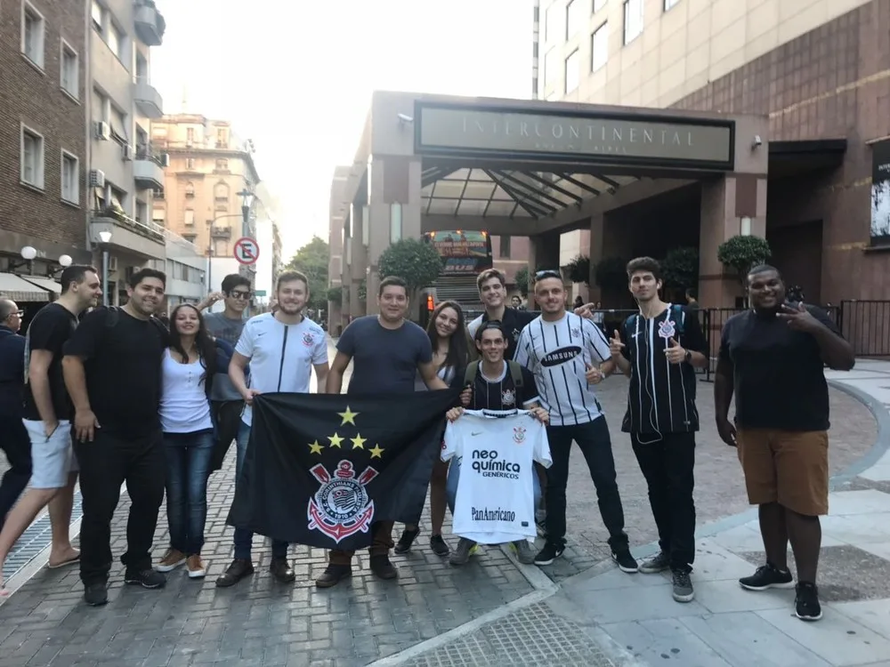 Com apoio da torcida, Corinthians chega à Argentina para encarar o Independiente