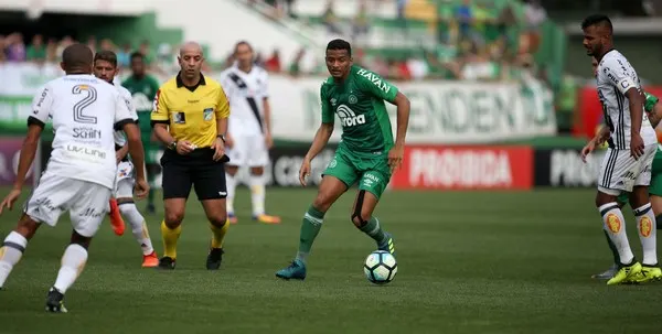 Lateral em pauta: por que Carille citou Reinaldo como opção ao Corinthians