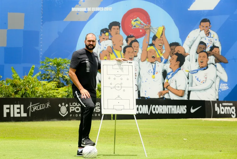 Adaptação, comissão forte e longo prazo: como o Corinthians quer formar Danilo, agora técnico