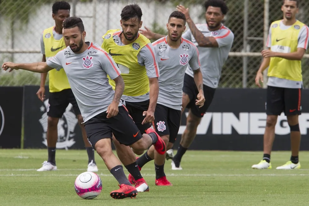 Clayson recebe orientações e faz trabalho no Corinthians para ganhar resistência