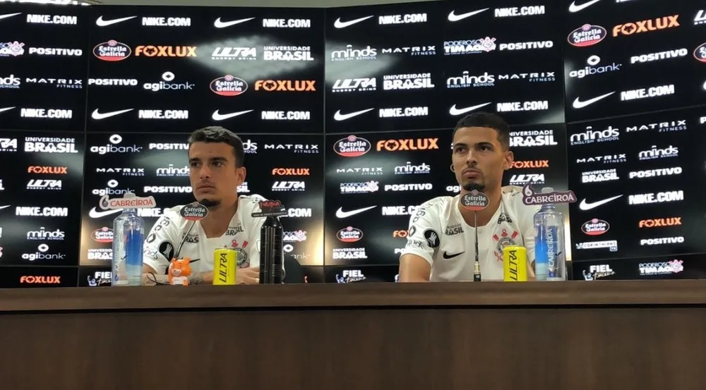 Bruno Xavier e Thiaguinho são apresentados no Corinthians