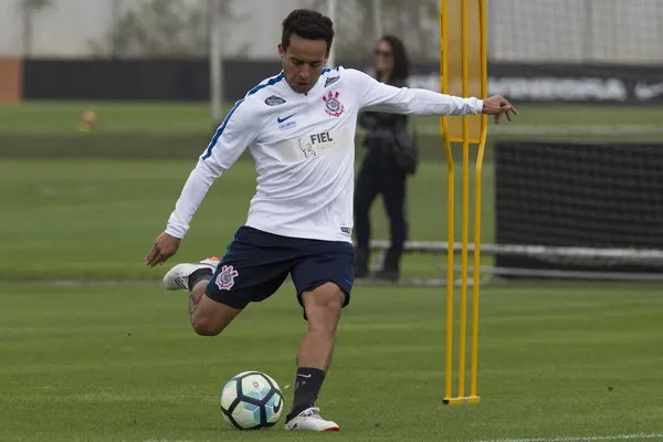 Treino do Corinthians tem bolo, visita de campeão e desfalques; veja como foi