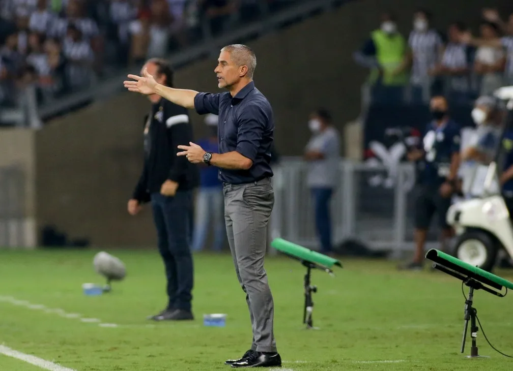 Sylvinho defende seu trabalho e diz que erros custaram caro contra Atlético-MG