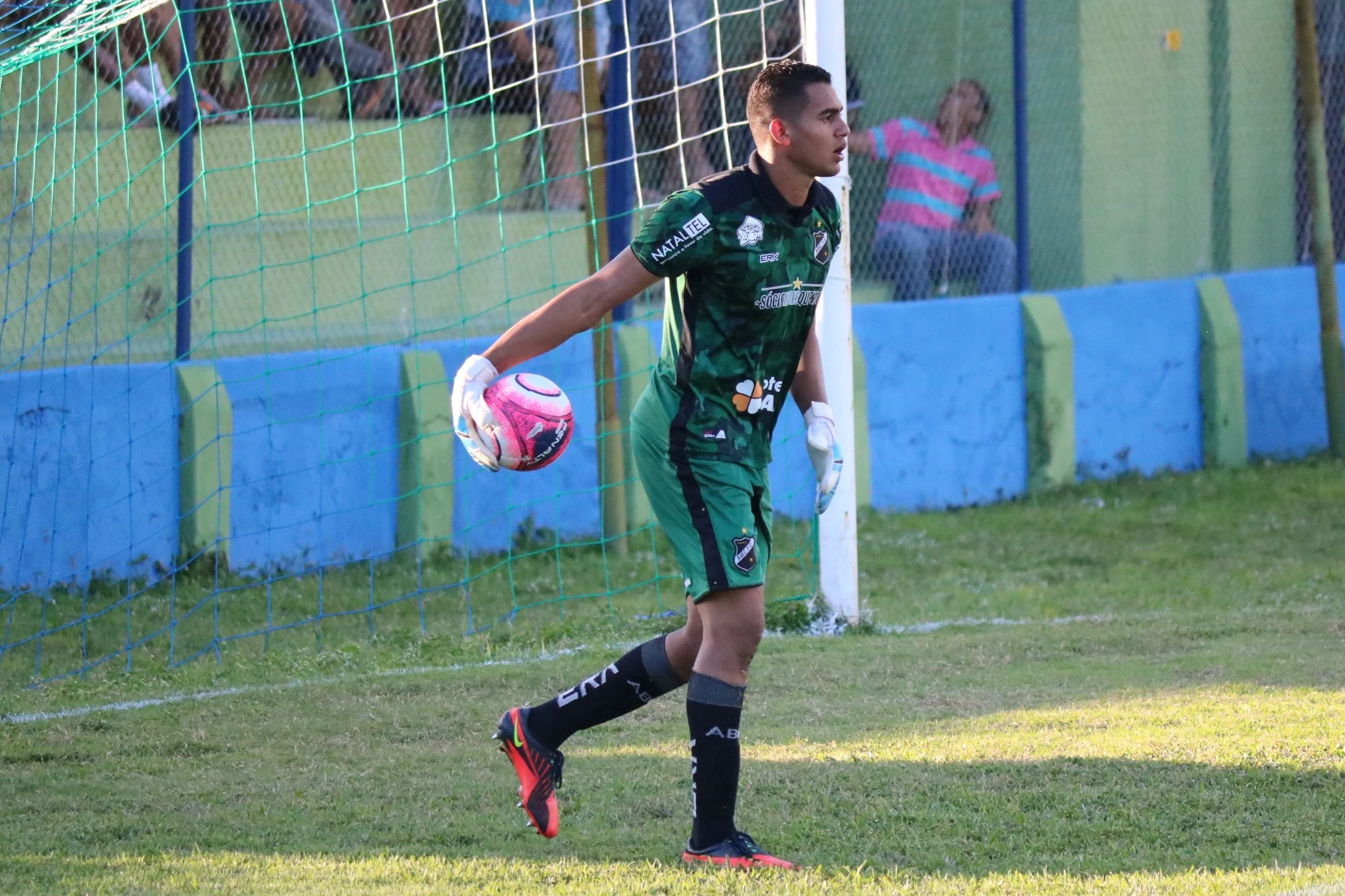 ABC acerta empréstimo de goleiro de 18 anos ao Palmeiras