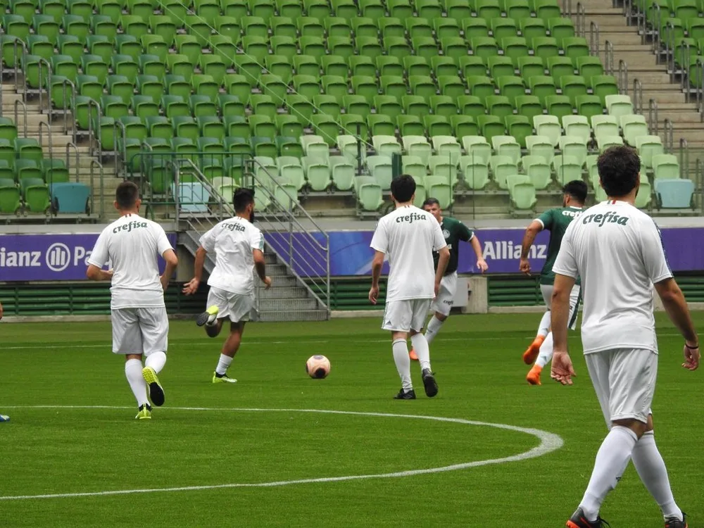 Como é jogar no novo gramado sintético do Palmeiras? Repórter relata experiência na arena