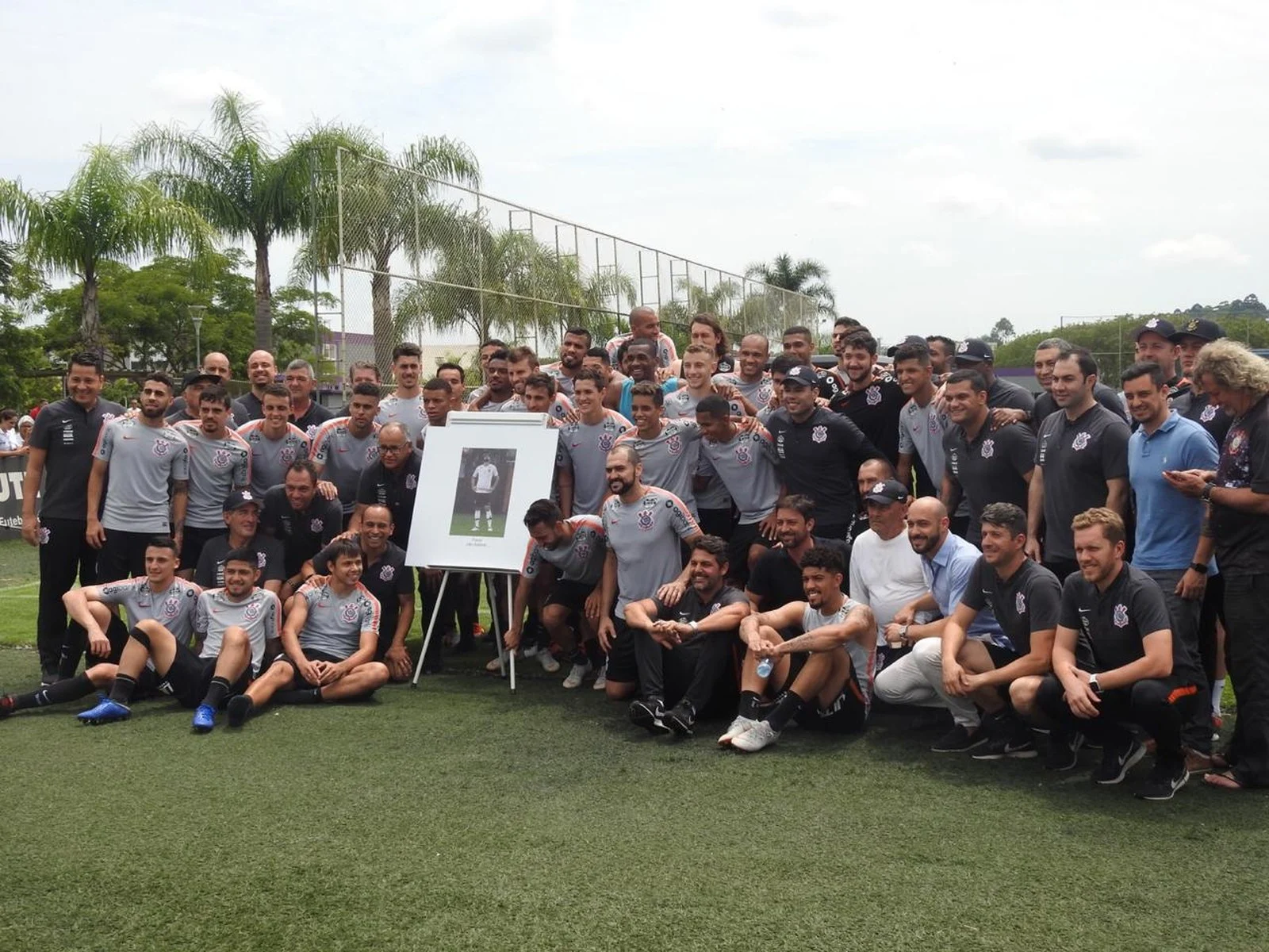 Danilo é homenageado pelo elenco e pela família antes da despedida do Corinthians