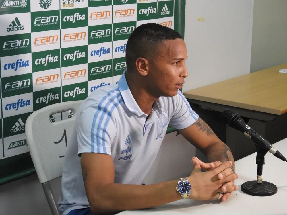 Atacante fala sobre fase atual no Palmeiras e desconversa sobre futuro