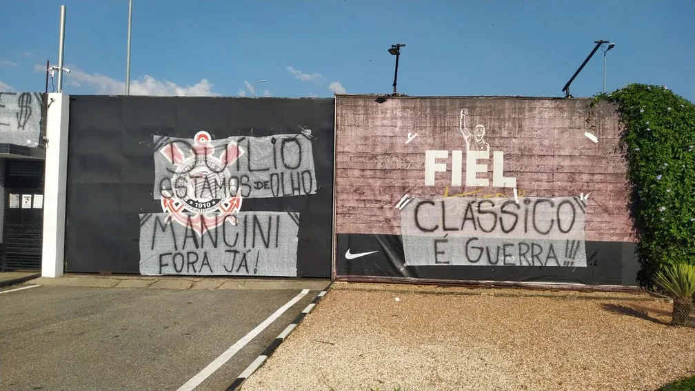 Gaviões protesta no CT contra jogadores, diretoria e cobram demissão de Mancini: 