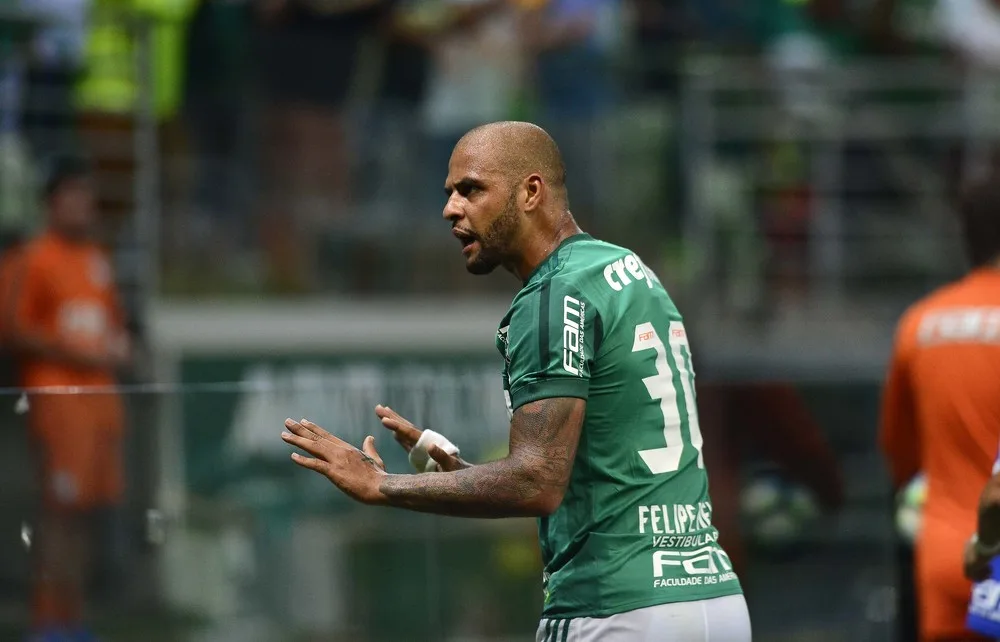 Felipe Melo deveria se concentrar no futebol para ser ídolo, diz William Machado