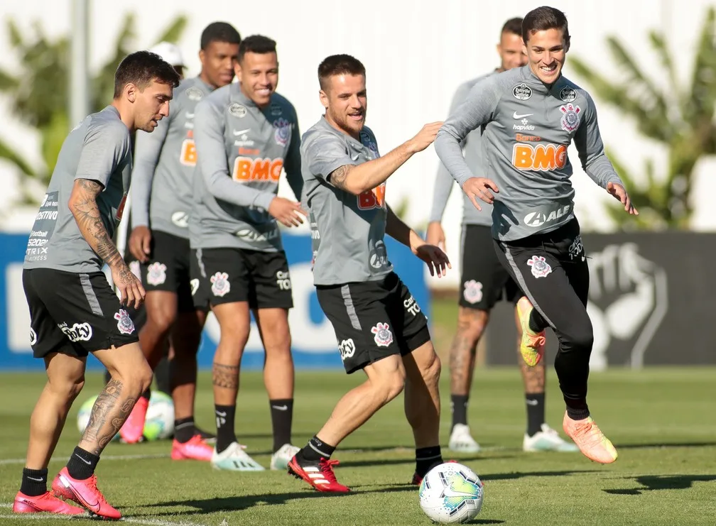 Com reforços, Corinthians encerra preparação para o jogo contra o Fortaleza