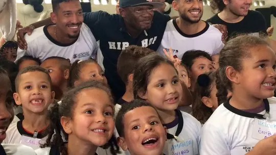 Prováveis titulares, Léo Príncipe e Camacho visitam crianças no Corinthians