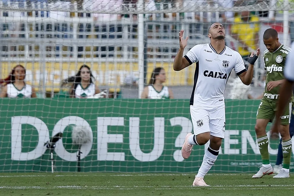 Três anos depois, Arthur Cabral volta ao Palmeiras como reforço e reencontra antigos companheiros