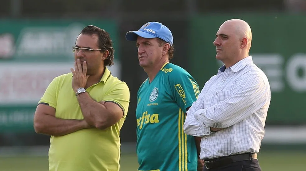 Presidente do Palmeiras se aproxima do futebol para conter problemas